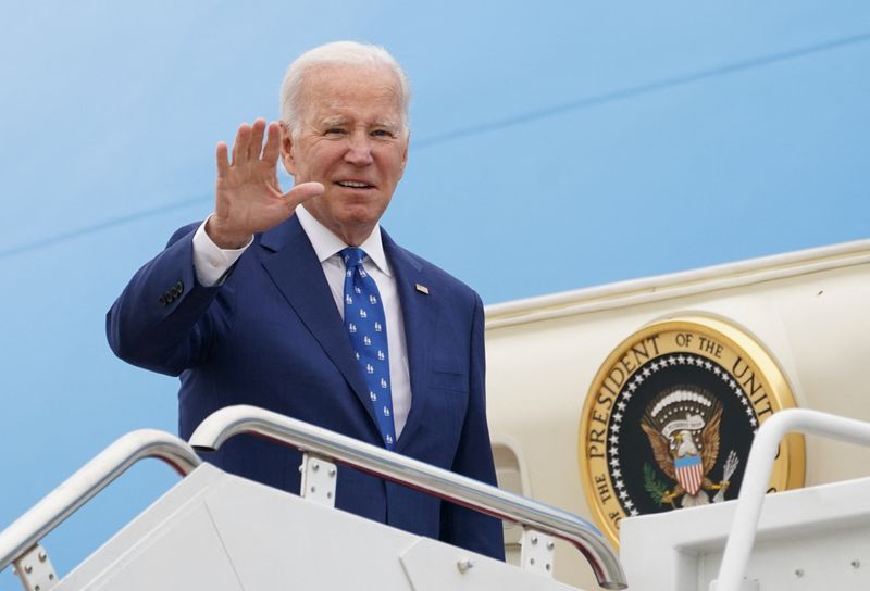 &copy; Reuters. El presidente de Estados Unidos, Joe Biden, aborda el Air Force One cuando parte hacia Kentucky desde la base conjunta Andrews en Maryland, EEUU, el 4 de enero de 2023. REUTERS/Kevin Lamarque