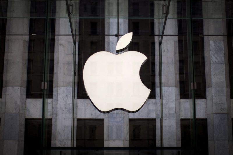 &copy; Reuters. Photo d'archives du logo Apple à l'entrée de l'Apple store sur la 5e Avenue dans l'arrondissement de Manhattan à New York, prise le 21 juillet 2015/REUTERS/Mike Segar