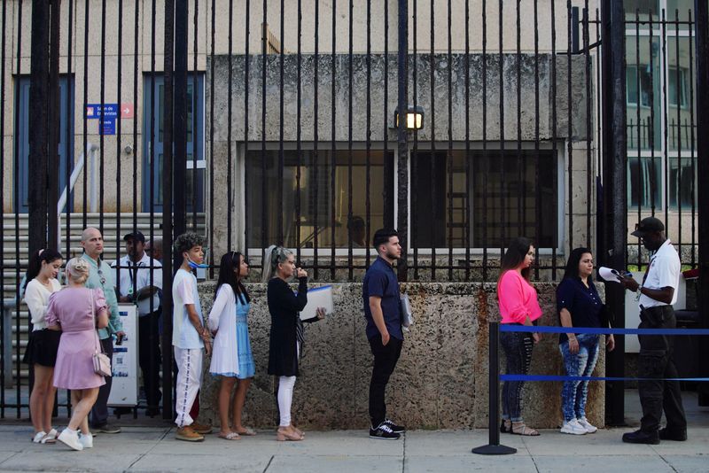 © Reuters. Personas esperan para ingresar a la embajada de EEUU en La Habana, Cuba, 4 de enero del  2023. REUTERS/Alexandre Meneghini 