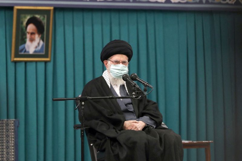 &copy; Reuters. Le Guide suprême iranien, l'ayatollah Ali Khamenei, lors d'une réunion à Téhéran, Iran. /Photo prise le 4 janvier 2023/Bureau du Guide suprême iranien/WANA (West Asia News Agency)/via REUTERS