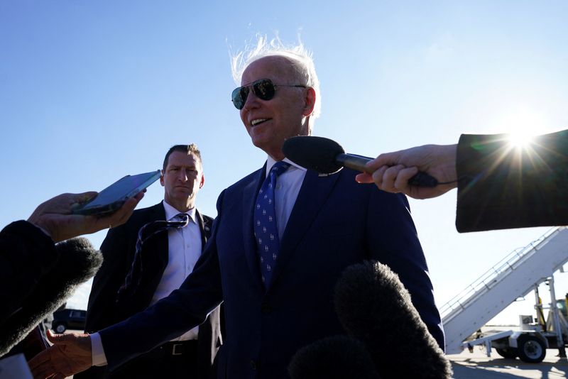 &copy; Reuters. U.S. President Joe Biden speaks to members of the media, following an event touting economic and infrastructure spending plans, as he departs, at the Cincinnati/Northern Kentucky International Airport, in Hebron, Kentucky, U.S., January 4, 2023. REUTERS/K