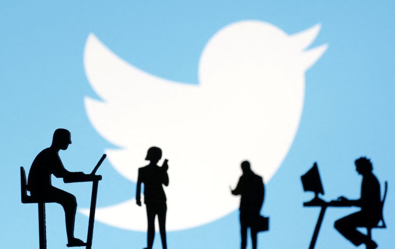 &copy; Reuters. Photo d'illustration de figurines avec des smartphones et des ordinateurs devant le logo de Twitter, prise le 28 novembre 2022/REUTERS/Dado Ruvic