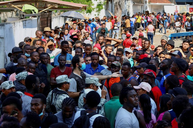 &copy; Reuters. A government official talks to migrants waiting to regularize their migration status outside Mexico's Commission for Refugee Assistance (COMAR) in Tapachula, Chiapas state, Mexico January 3, 2023. REUTERS/Jose Torres