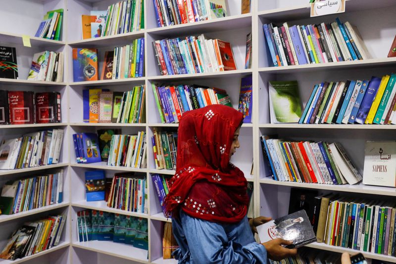 &copy; Reuters. امرأة أفغانية تحضر افتتاح مكتبة نسائية في كابول في صورة من أرشيف رويترز.