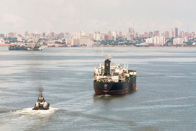 &copy; Reuters. FILE PHOTO: An oil tanker sails on Lake Maracaibo, in Cabimas, Venezuela October 14, 2022. REUTERS/Issac Urrutia/File Photo