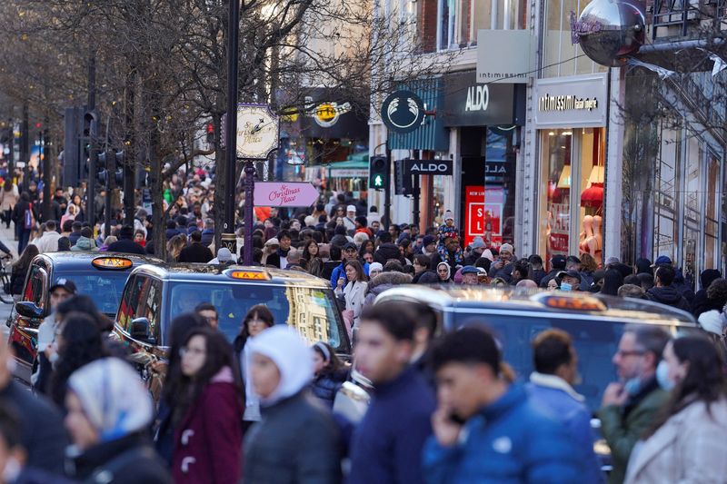 &copy; Reuters. FILE PHOTO: People walk along a busy shopping street, during the traditional Boxing Day sales in London, Britain, December 26, 2022. REUTERS/Maja Smiejkowska/