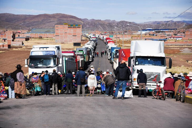 &copy; Reuters. Bloqueio de rodovia em estrada entre o Peru e a Bolícia em Desaguadero, no Peru
16/12/2022
REUTERS/Claudia Morales