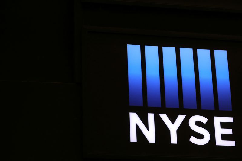 © Reuters. The logo for the New York Stock Exchange (NYSE) is displayed on the trading floor in New York City, U.S., November 20, 2018. REUTERS/Brendan McDermid