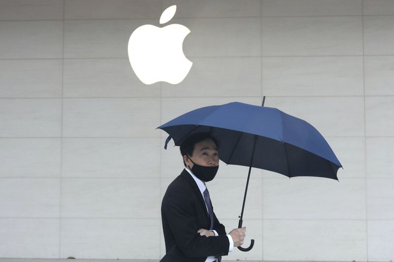 &copy; Reuters. FILE PHOTO: Man walks past an Apple store in Taipei, Taiwan October 20, 2020. Picture taken October 20, 2020. REUTERS/Ann Wang