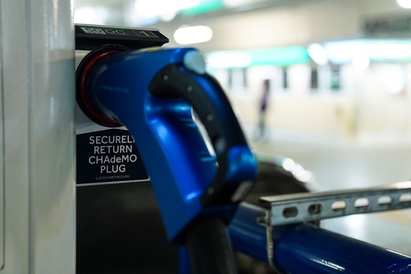 © Reuters. FILE PHOTO: An electric car charging station is seen in the parking garage of Union Station in Washington, U.S., September 29, 2022. REUTERS/Sarah Silbiger