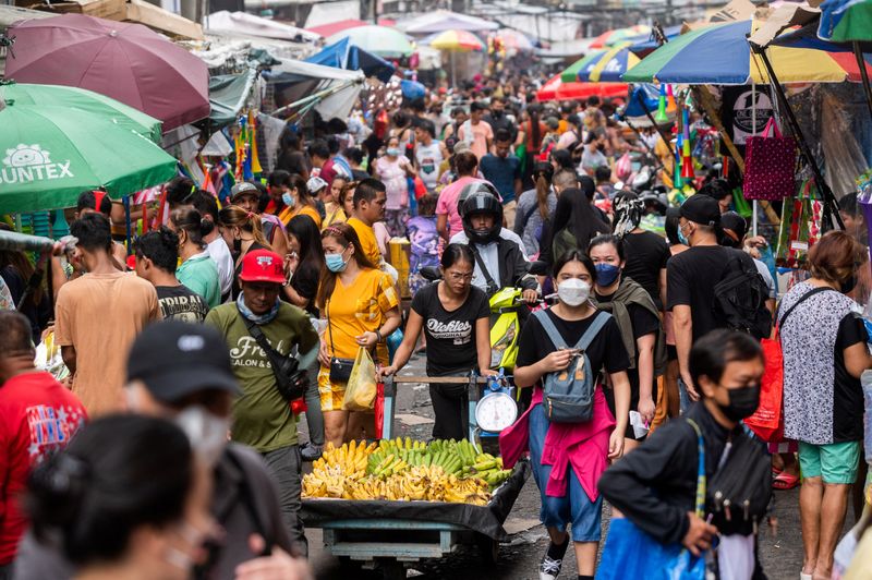 © Reuters. FILE PHOTO: People flock to a public market ahead of New Year celebration, in Manila, Philippines, December 30, 2022. REUTERS/Lisa Marie David