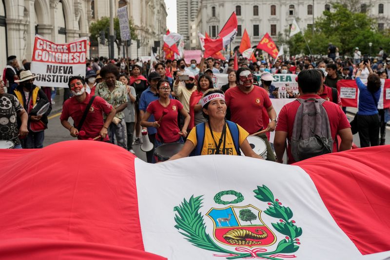 &copy; Reuters. ペルーで４日、カスティジョ前大統領の罷免に抗議して議会本部に向かっていたデモ隊に警察が催涙ガスを発射した。写真はリマで４日撮影（２０２３年　ロイター／ANGELA PONCE）