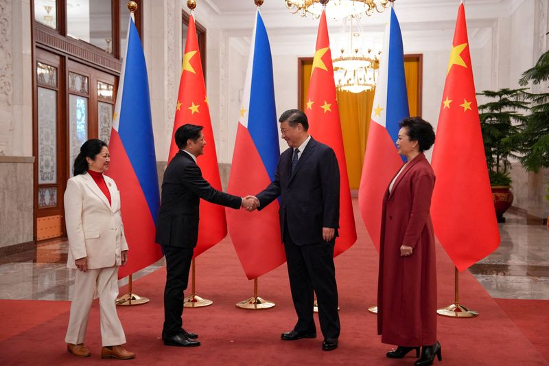 &copy; Reuters. 中国とフィリピンは５日、中国の習近平国家主席（中央右）とフィリピンのマルコス大統領（中央左）が４日に北京で行った首脳会談を受けて共同声明を発表した。写真は握手を交わす習近