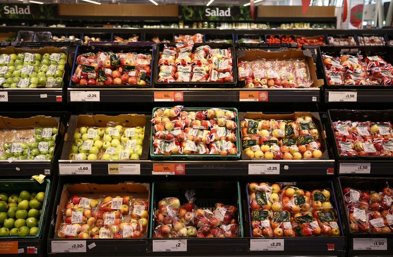 © Reuters. FILE PHOTO: Fruit for sale arranged inside a Sainsbury’s supermarket in Richmond, west London, Britain, June 27, 2022. Picture taken June 27, 2022. REUTERS/Henry Nicholls