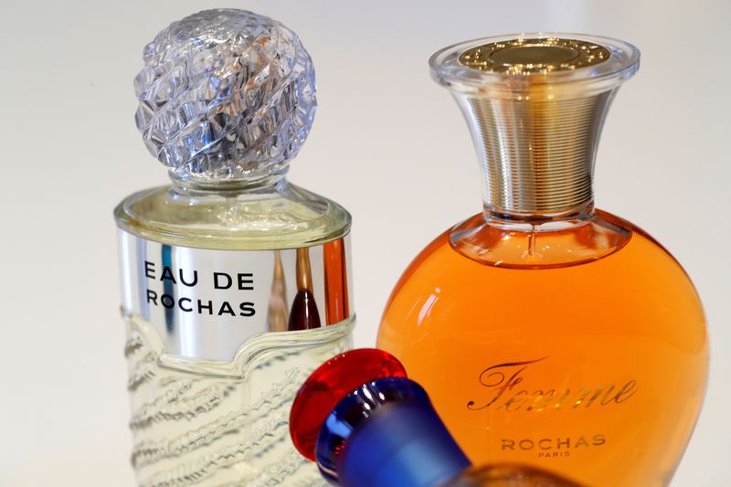 &copy; Reuters. Des flacons de parfums de Rochas du parfumeur Interparfums, à Paris. /Photo prise le 7 novembre 2016/REUTERS/Philippe Wojazer