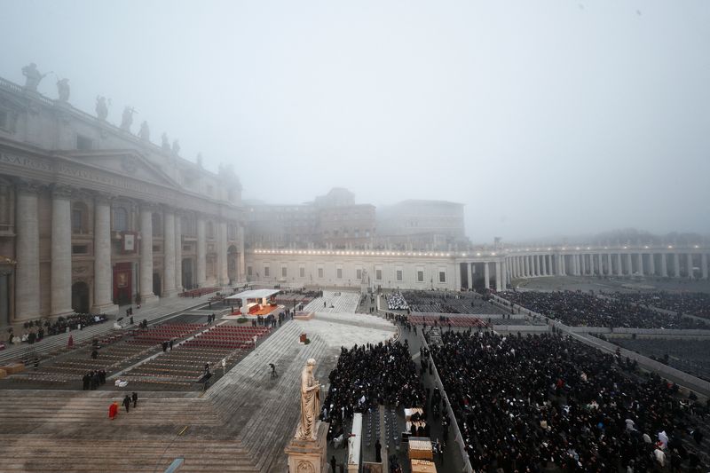 &copy; Reuters. People gather at St. Peter's Square on the day of the funeral of former Pope Benedict at the Vatican, January 5, 2023. REUTERS/Guglielmo Mangiapane