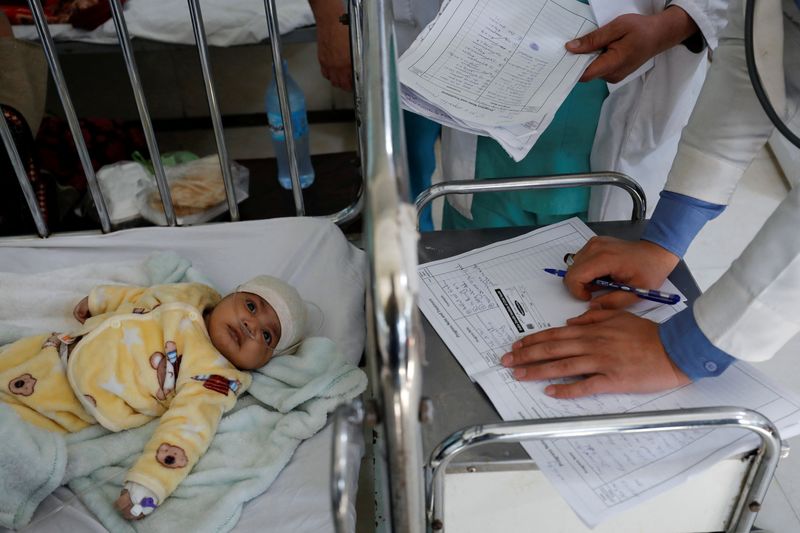 &copy; Reuters. رضيع يتلقى العلاج في وحدة العناية المركزة بأحد المستشفيات بعد زيادة عدد حالات الالتهاب الرئوي في كابول يوم 17 ديسمبر كانون الأول 2022. تصوير: ع