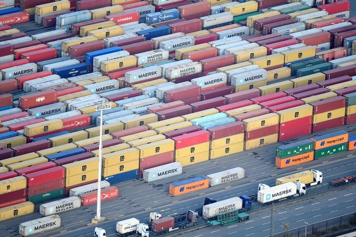 &copy; Reuters. 　ドイツ連邦統計庁が５日発表した１１月の貿易統計によると、輸出は前月比０．３％減と予想外のマイナスとなった。写真は２０１９年１１月、ハンブルク港で撮影（２０２３年　ロイタ