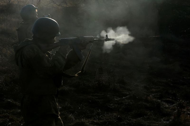 &copy; Reuters. Des soldats du bataillon international Carpathian Sich effectuent des manœuvres près de la ligne de front, près de Kreminna, en Ukraine. /Photo prise le 3 janvier 2023/REUTERS/Clodagh Kilcoyne