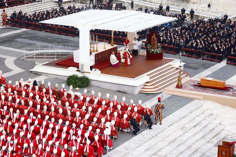 © Reuters. Le pape François assiste aux funérailles de l'ancien pape Benoît, sur la place Saint-Pierre au Vatican. /Photo prise le 5 janvier 2023/REUTERS/Guglielmo Mangiapane