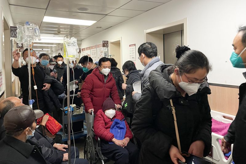 &copy; Reuters. Pacientes reciben tratamiento por goteo intravenoso en un pasillo del servicio de urgencias de un hospital, durante el brote de COVID-19 en Shanghái, China, 4 de enero de 2023. REUTERS/Personal