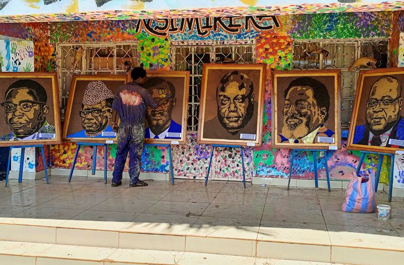 Congolese artist paints politicians' portraits in plastic