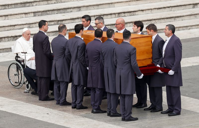 © Reuters. Pallbearers hold the coffin of former Pope Benedict during his funeral, next to Pope Francis, in St. Peter's Square at the Vatican, January 5, 2023. REUTERS/Remo Casilli