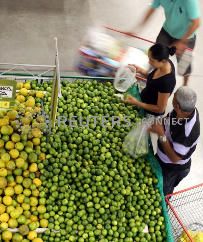 &copy; Reuters. Mercado em São Paulo. REUTERS/Paulo Whitaker