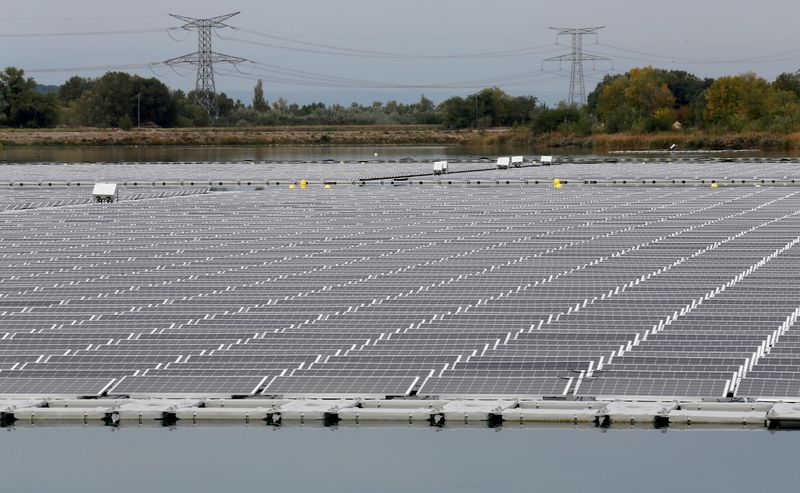 &copy; Reuters. Visão geral de painéis solares fotovoltaicos flutuantes durante a inauguração do parque fotovoltaico da usina O'Mega 1 em Piolenc, França, 18 de outubro de 2019. REUTERS/Jean-Paul Pelissier