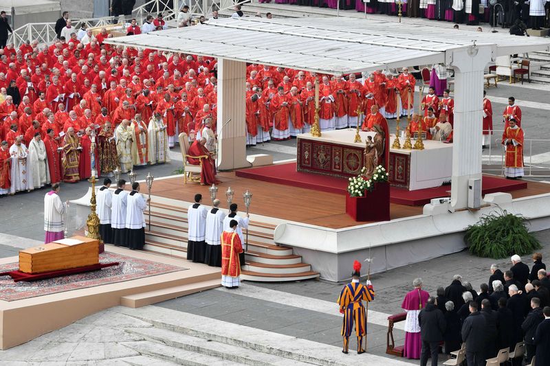 &copy; Reuters. Papa Francesco durante i funerali per il Papa emerito Benedetto XVI a Città del Vaticano.   Vatican Media/­Handout via REUTERS 