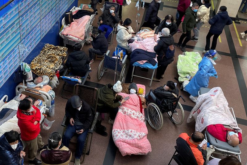&copy; Reuters. Pacientes em camas e macas nos corredores da área de emergência de hospital em Xangai
04/01/2023 REUTERS/Staff
