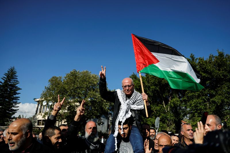 &copy; Reuters. كريم يونس أحد أقدم السجناء الفلسطينيين في سجون إسرائيل خلال استقبال سكان قريته له في قرية عارة العربية الواقعة في إسرائيل يوم الخميس. تصوير: