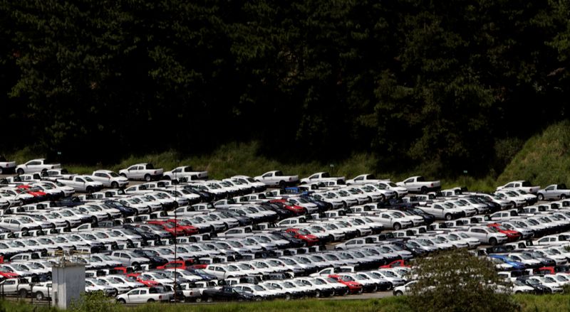 &copy; Reuters. IMAGEN DE ARCHIVO. Autos recién producidos en el estacionamiento de fábrica en São Bernardo do Campo, Brasil. 05/01/2017. REUTERS/Paulo Whitaker