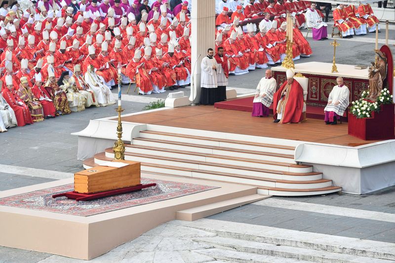 © Reuters. El papa Francisco asiste al funeral del papa emérito Benedicto XVI en el Vaticano. 5 de enero, 2023.  Vatican Media/Handout via REUTERS ATENCIÓN EDITORES - ESTA IMAGEN FUE PROPORCIONADA POR TERCEROS