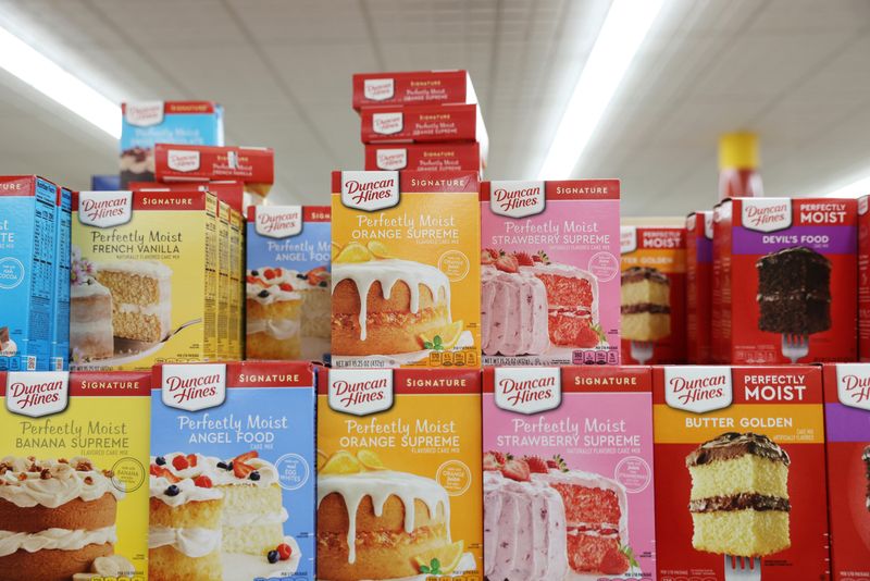 &copy; Reuters. Packets of Duncan Hines, a brand owned by Conagra Brands, are seen in a store in Manhattan, New York, U.S., November 15, 2021. REUTERS/Andrew Kelly