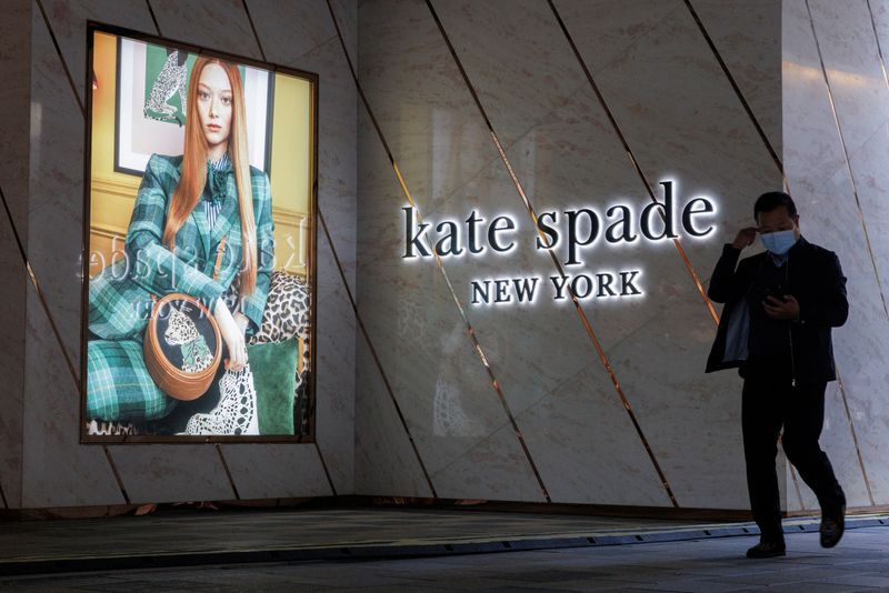 &copy; Reuters. Un homme passe devant un magasin de l'enseigne de mode de luxe Kate Spade dans un quartier commerçant de Pékin, en Chine. /Photo prise le 19 octobre 2022/REUTERS/Thomas Peter