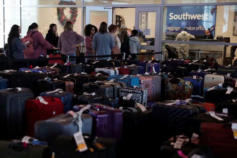 &copy; Reuters. FILE PHOTO: Southwest Airlines passengers wait in line at the baggage services office after U.S. airlines, led by Southwest, canceled thousands of flights due to a massive winter storm which swept over much of the country before and during the Christmas h