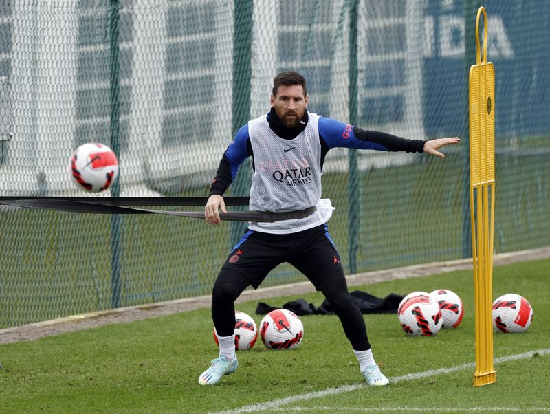 &copy; Reuters. ميسي لاعب باريس سان جيرمان أثناء التدريب في فرنسا يوم الخميس. تصوير: جونسالو فوينتس -رويترز.