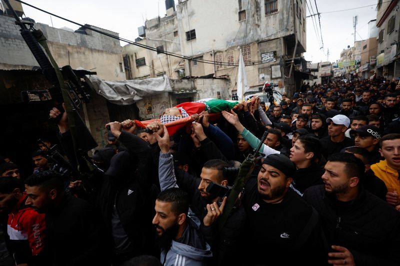 © Reuters. مشيعون خلال جنازة فلسطيني قتلته قوات إسرائيلية يوم الخميس. تصوير: محمد تركمان - رويترز. 