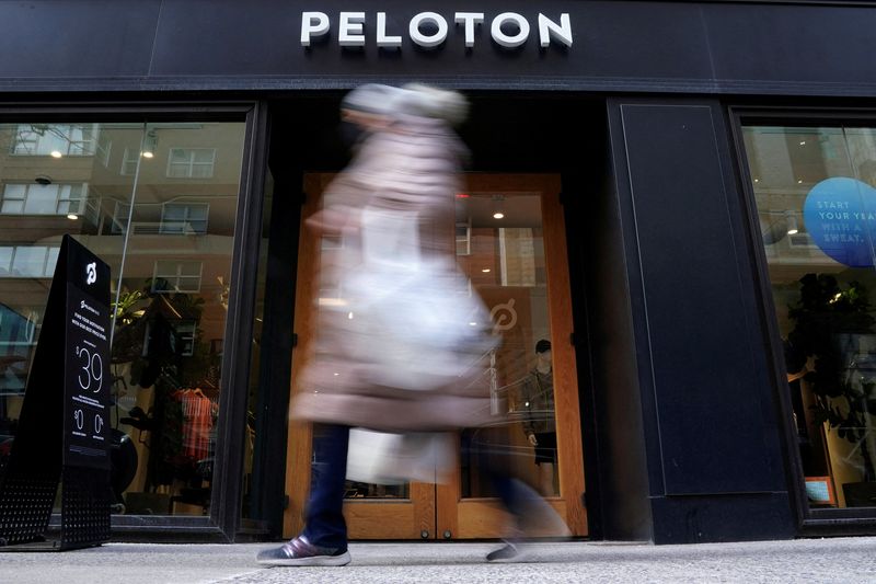 &copy; Reuters. FILE PHOTO: A person walks past a Peloton store in the Manhattan borough of New York City, U.S., January 25, 2022.  REUTERS/Carlo Allegri/File Photo