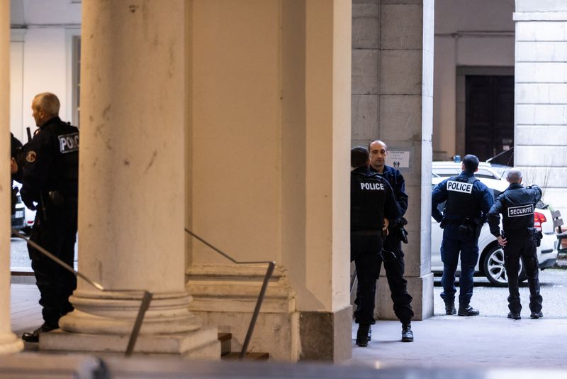 &copy; Reuters. Des policiers devant la salle de la cour d'appel après l'arrivée du milliardaire ukrainien Konstantin Jevago, à Chambéry, France. /Photo prise le 5 janvier 2023/REUTERS/Pierre Albo