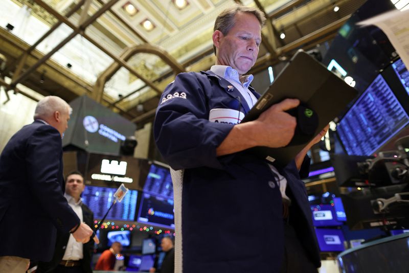 © Reuters. A trader works on the trading floor at the New York Stock Exchange (NYSE) in New York City, U.S., January 5, 2023. REUTERS/Andrew Kelly