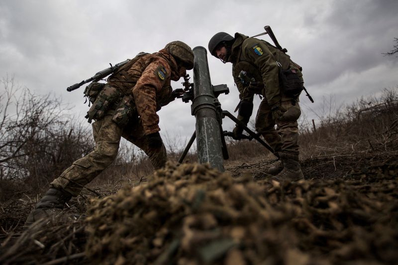 &copy; Reuters. Militares ucranianos preparam arma em direção a tropas russas nos arredores de Bakhmut
30/12/2022
REUTERS/Anna Kudriavtseva