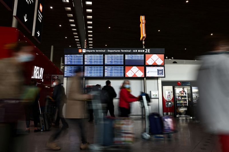 &copy; Reuters. FILE PHOTO: Passengers walk in the departures area of the Terminal 2 at Paris Charles de Gaulle airport in Roissy-en-France near Paris, France, December 2, 2021. REUTERS/Sarah Meyssonnier/File Photo