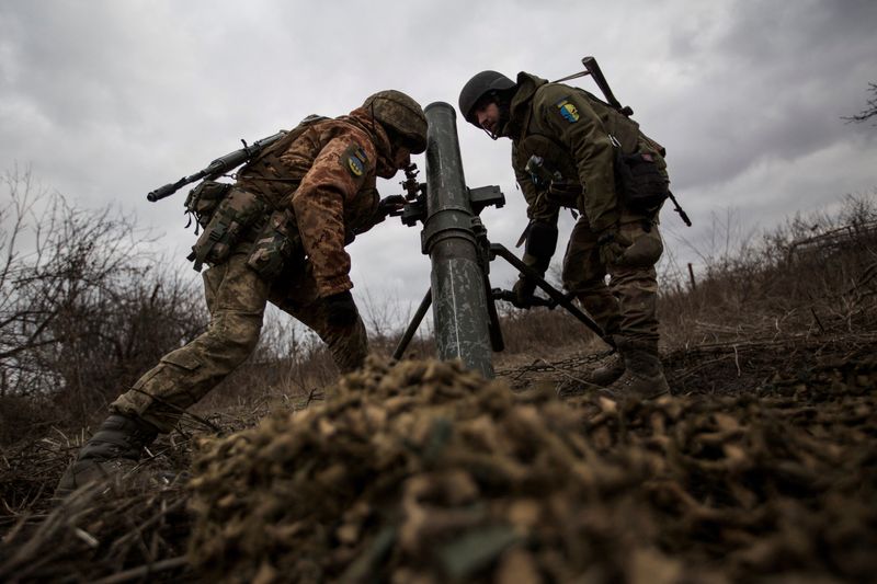 © Reuters. FOTO DE ARCHIVO: Militares ucranianos preparan un mortero para dispararlo hacia posiciones de las tropas rusas, en medio del ataque de Rusia a Ucrania, en las afueras de Bajmut, región de Donetsk, Ucrania. 30 de diciembre, 2022. REUTERS/Anna Kudriavtseva