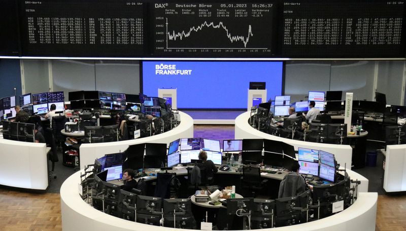 &copy; Reuters. شاشة تعرض بيانات من مؤشر داكس الألماني في بورصة فرانكفورت يوم الخميس. تصوير رويترز. 