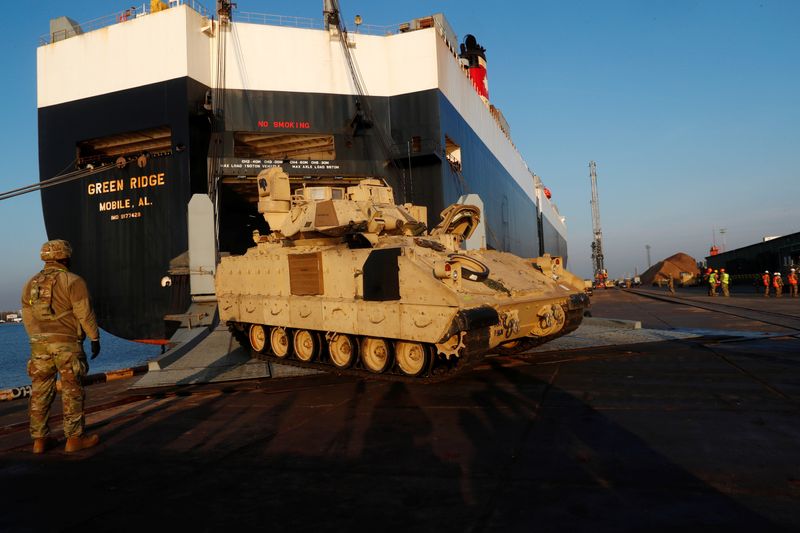 &copy; Reuters. Photo d'archives du véhicule blindé de type Bradley de l'armée américaine quittant le navire dans le port de Riga, Lettonie. /Photo prise le 16 octobre 2019/REUTERS/Ints Kalnins