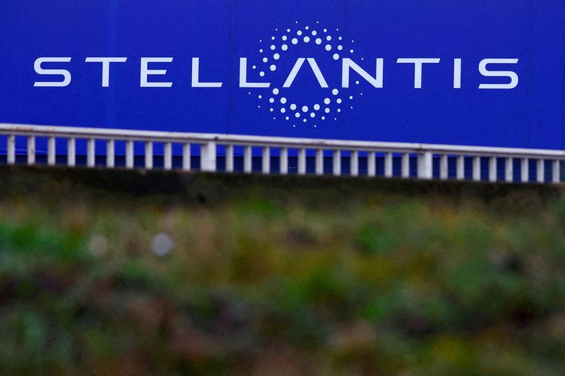 &copy; Reuters. FILE PHOTO: The logo of Stellantis is seen on a company's building in Velizy-Villacoublay near Paris, France, February 1, 2022. REUTERS/Gonzalo Fuentes/