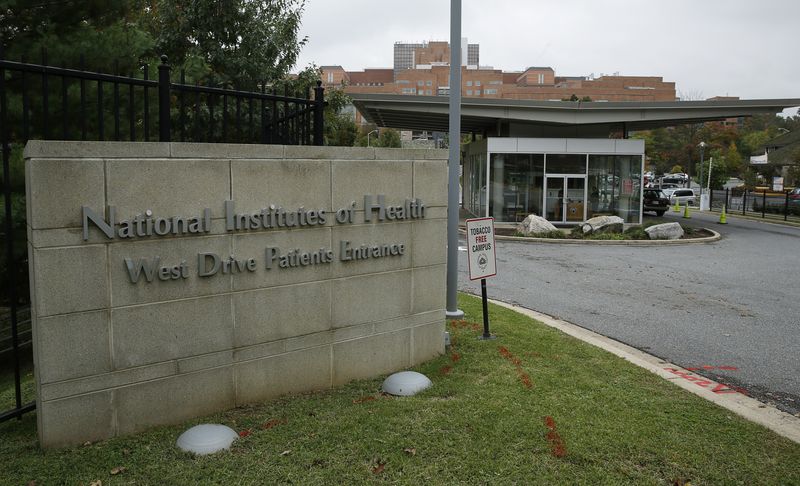 © Reuters. FILE PHOTO: The patient's entrance at the National Institutes of Health is shown in Bethesda, Maryland October 16, 2014. REUTERS/Gary Cameron    