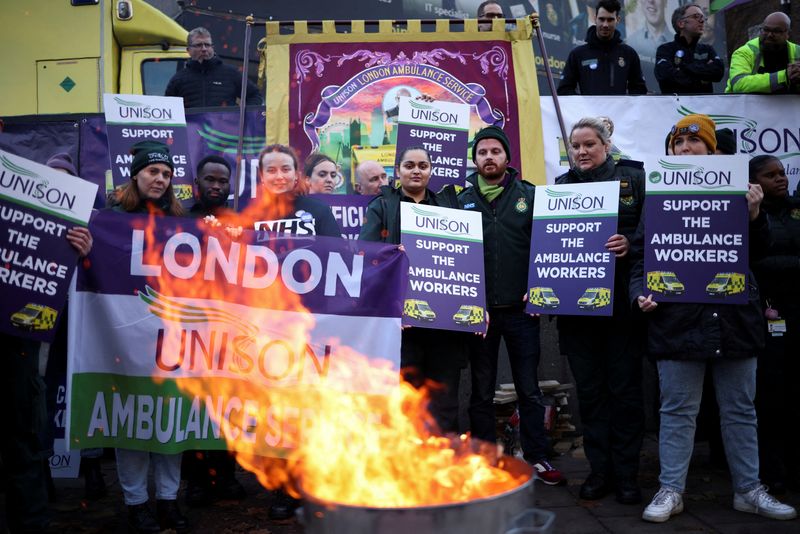 &copy; Reuters. 　英政府は１月５日、主要公共サービスの労働者によるストライキを制限し、社会の最低限の安全を維持できるようにすることを目指す法案を近く議会に提出すると発表した。写真はロンド